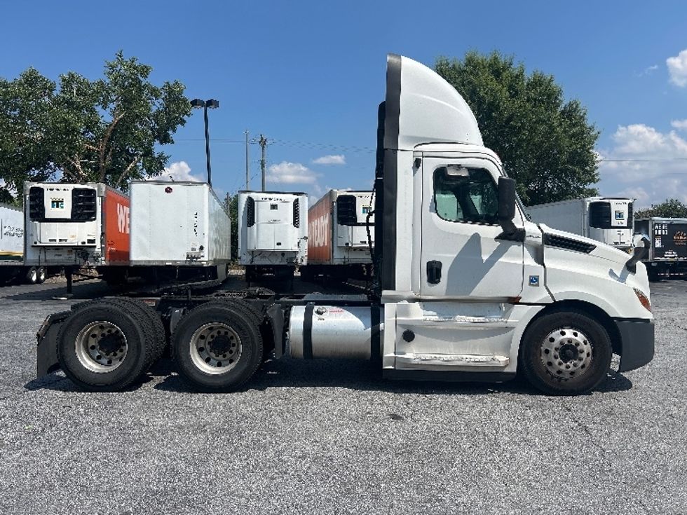 Day Cab Tractor-Heavy Duty Tractors-Freightliner-2020-T12664ST-Duluth-GA-208,035\n\t\tmiles-$ 64,250 - Image 8