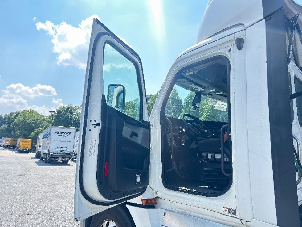 Day Cab Tractor-Heavy Duty Tractors-Freightliner-2020-T12664ST-Duluth-GA-208,035\n\t\tmiles-$ 64,250 - Image 9
