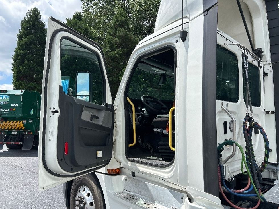 Day Cab Tractor-Heavy Duty Tractors-Freightliner-2020-T12664ST-Duluth-GA-469,491\n\t\tmiles-$ 51,250 - Image 9