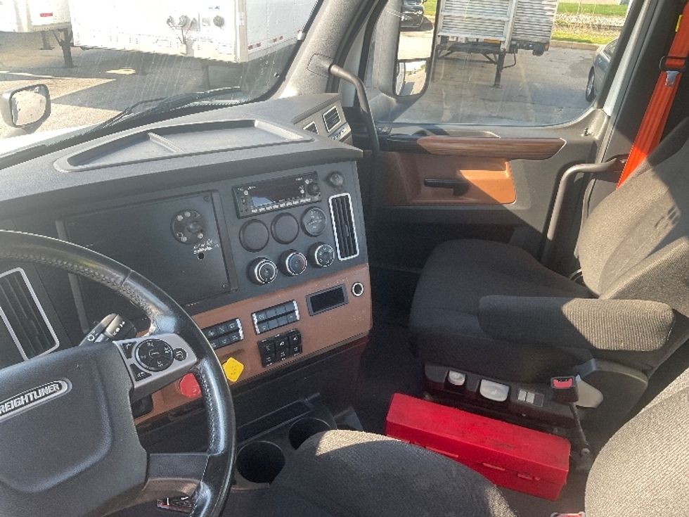 Day Cab Tractor-Heavy Duty Tractors-Freightliner-2020-T12664ST-Earth City-MO-315,510\n\t\tmiles-$ 57,500 - Image 10