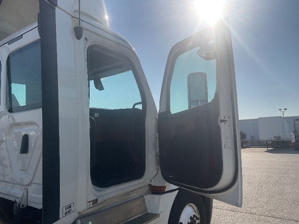 Day Cab Tractor-Heavy Duty Tractors-Freightliner-2020-T12664ST-Earth City-MO-315,510\n\t\tmiles-$ 57,500 - Image 12