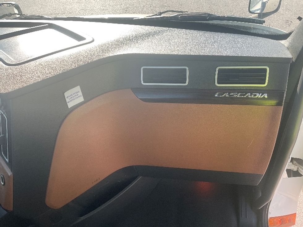 Day Cab Tractor-Heavy Duty Tractors-Freightliner-2020-T12664ST-Earth City-MO-315,510\n\t\tmiles-$ 57,500 - Image 13