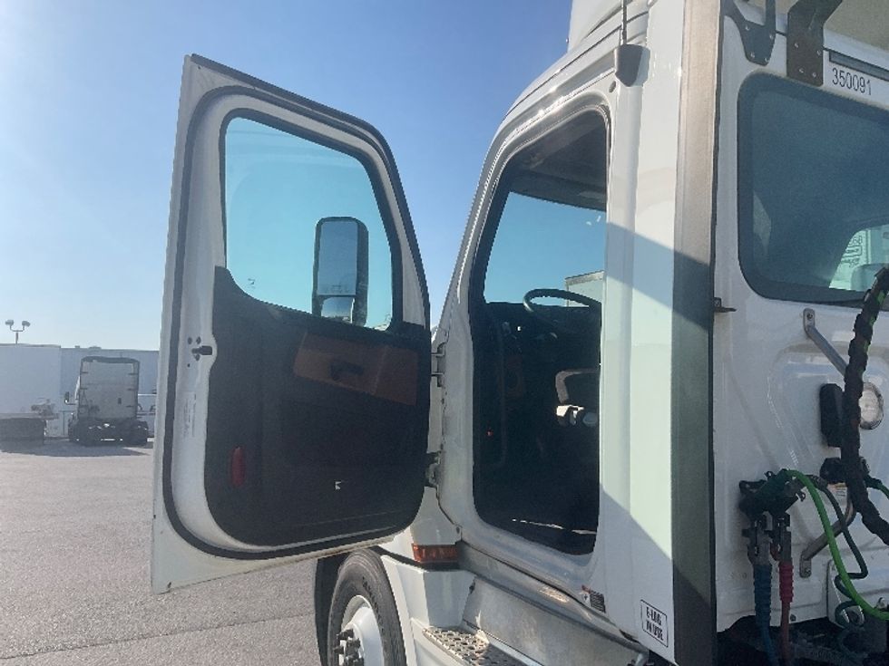 Day Cab Tractor-Heavy Duty Tractors-Freightliner-2020-T12664ST-Earth City-MO-315,510\n\t\tmiles-$ 57,500 - Image 9