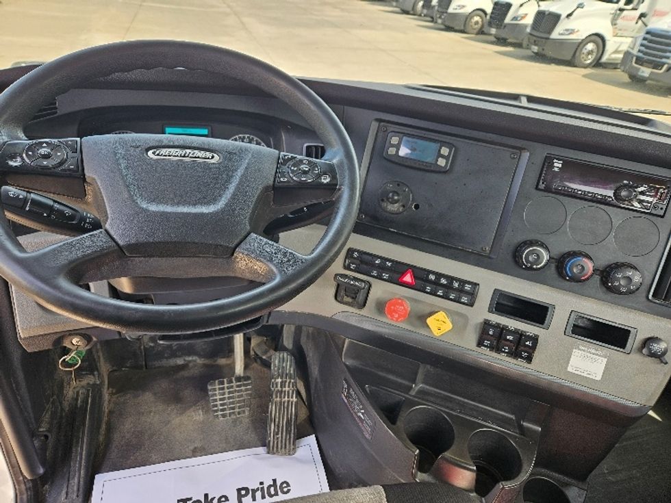 Day Cab Tractor-Heavy Duty Tractors-Freightliner-2020-T12664ST-Earth City-MO-345,649\n\t\tmiles-$ 56,500 - Image 11