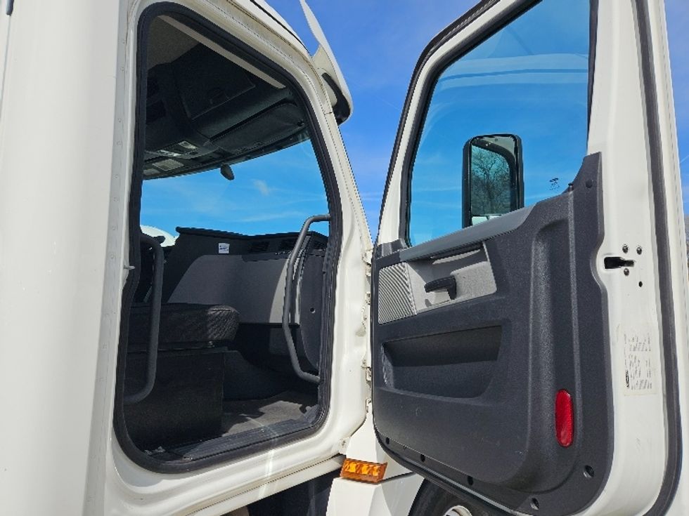 Day Cab Tractor-Heavy Duty Tractors-Freightliner-2020-T12664ST-Earth City-MO-345,649\n\t\tmiles-$ 56,500 - Image 12