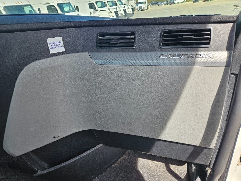 Day Cab Tractor-Heavy Duty Tractors-Freightliner-2020-T12664ST-Earth City-MO-345,649\n\t\tmiles-$ 56,500 - Image 13