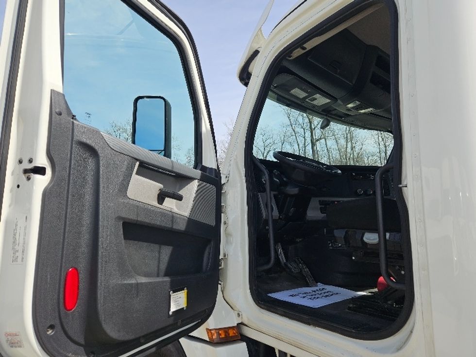 Day Cab Tractor-Heavy Duty Tractors-Freightliner-2020-T12664ST-Earth City-MO-345,649\n\t\tmiles-$ 56,500 - Image 9