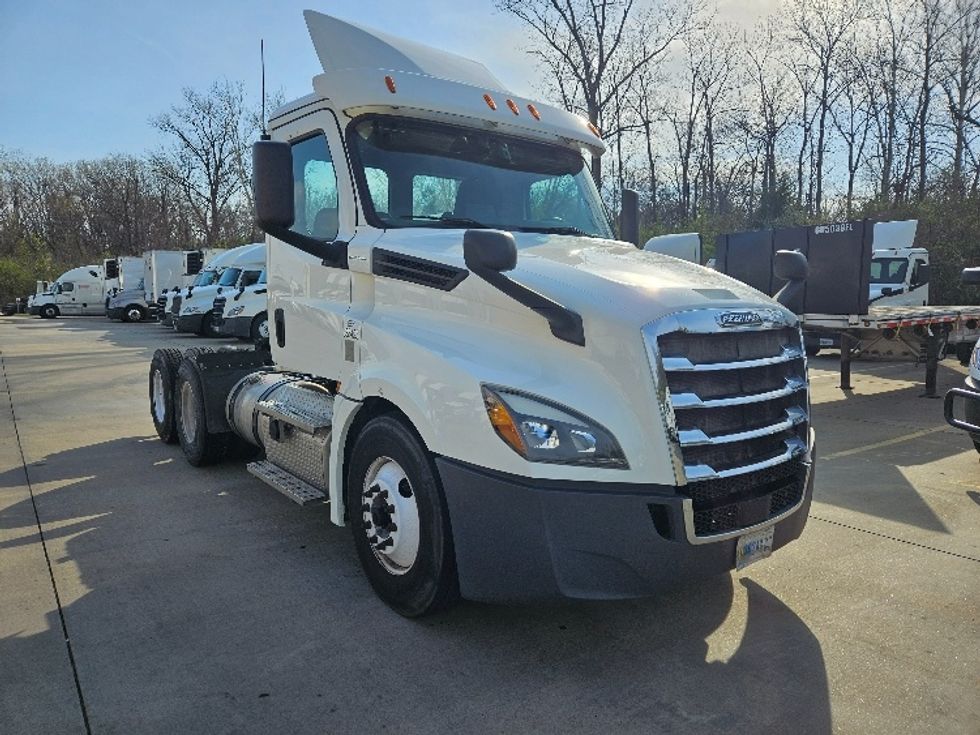 Day Cab Tractor-Heavy Duty Tractors-Freightliner-2020-T12664ST-Earth City-MO-393,280\n\t\tmiles-$ 51,000 - Image 1