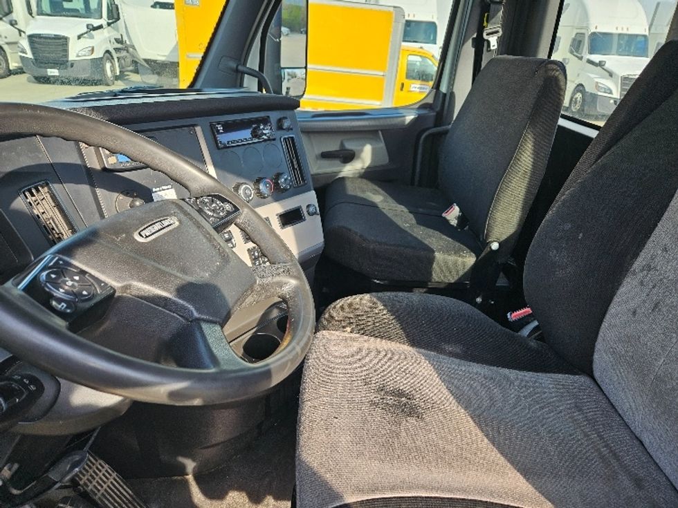 Day Cab Tractor-Heavy Duty Tractors-Freightliner-2020-T12664ST-Earth City-MO-393,280\n\t\tmiles-$ 51,000 - Image 10