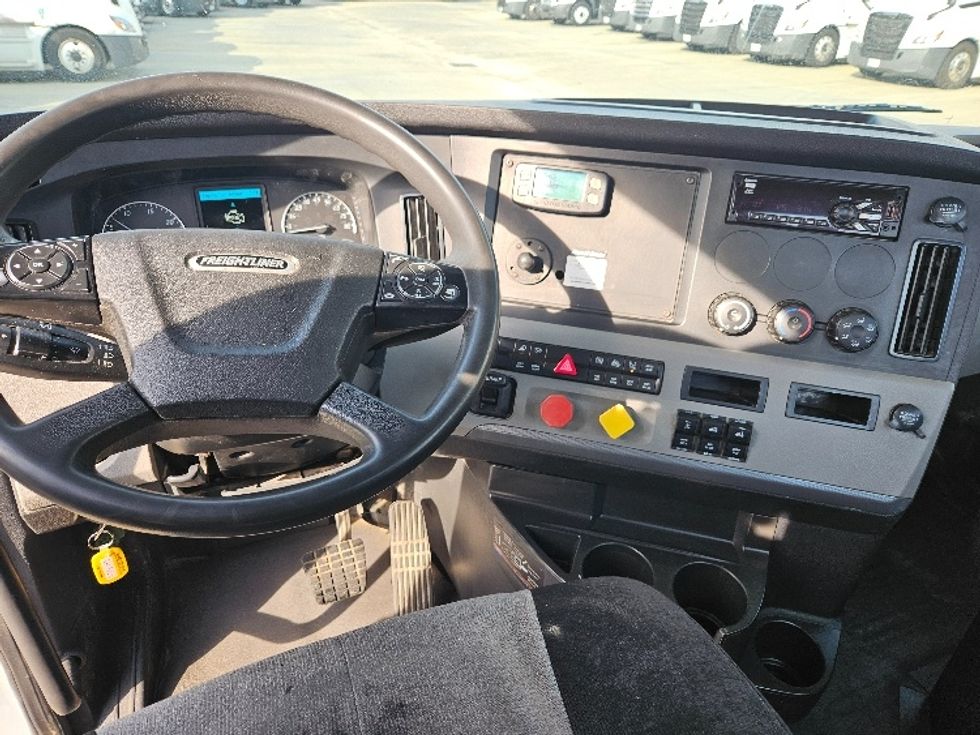 Day Cab Tractor-Heavy Duty Tractors-Freightliner-2020-T12664ST-Earth City-MO-393,280\n\t\tmiles-$ 51,000 - Image 11