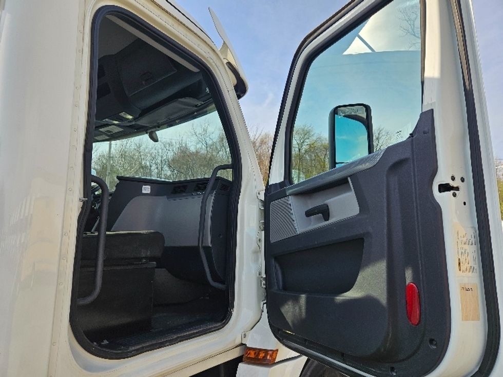 Day Cab Tractor-Heavy Duty Tractors-Freightliner-2020-T12664ST-Earth City-MO-393,280\n\t\tmiles-$ 51,000 - Image 12