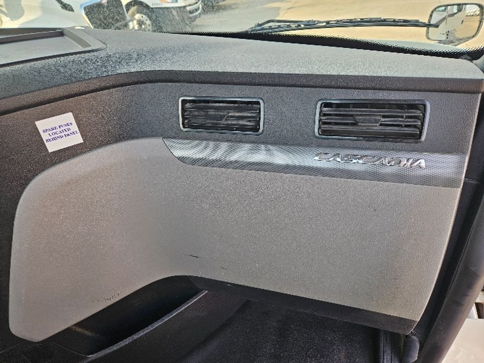 Day Cab Tractor-Heavy Duty Tractors-Freightliner-2020-T12664ST-Earth City-MO-393,280\n\t\tmiles-$ 51,000 - Image 13