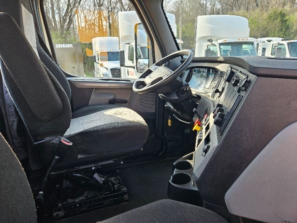 Day Cab Tractor-Heavy Duty Tractors-Freightliner-2020-T12664ST-Earth City-MO-393,280\n\t\tmiles-$ 51,000 - Image 14