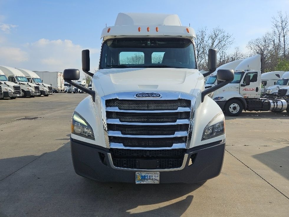 Day Cab Tractor-Heavy Duty Tractors-Freightliner-2020-T12664ST-Earth City-MO-393,280\n\t\tmiles-$ 51,000 - Image 2