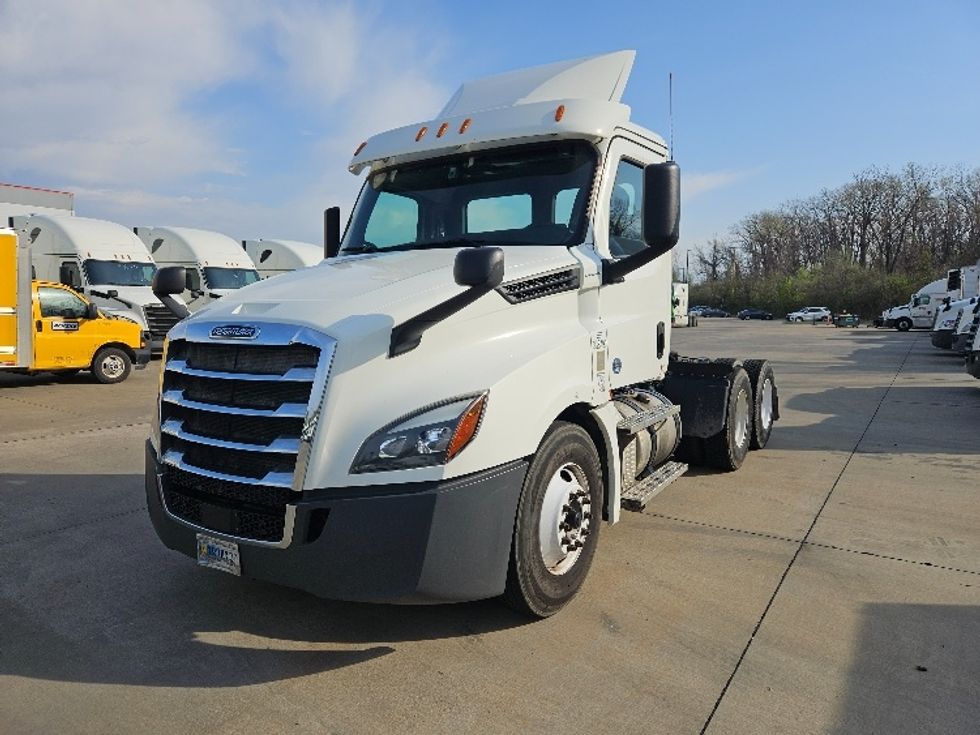 Day Cab Tractor-Heavy Duty Tractors-Freightliner-2020-T12664ST-Earth City-MO-393,280\n\t\tmiles-$ 51,000 - Image 3
