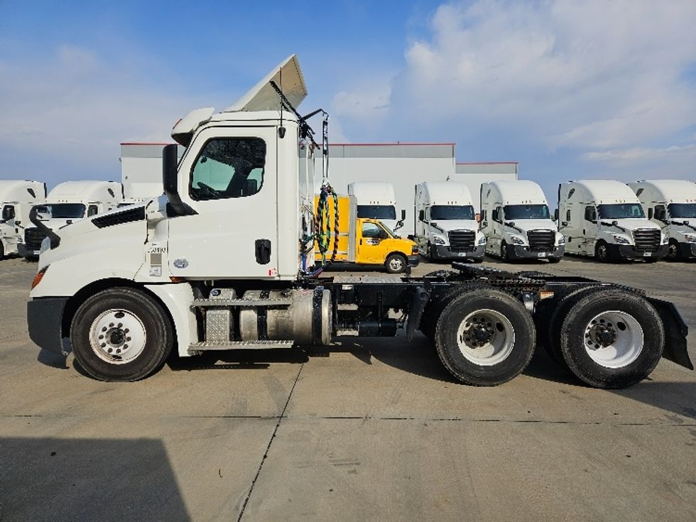 Day Cab Tractor-Heavy Duty Tractors-Freightliner-2020-T12664ST-Earth City-MO-393,280\n\t\tmiles-$ 51,000 - Image 4