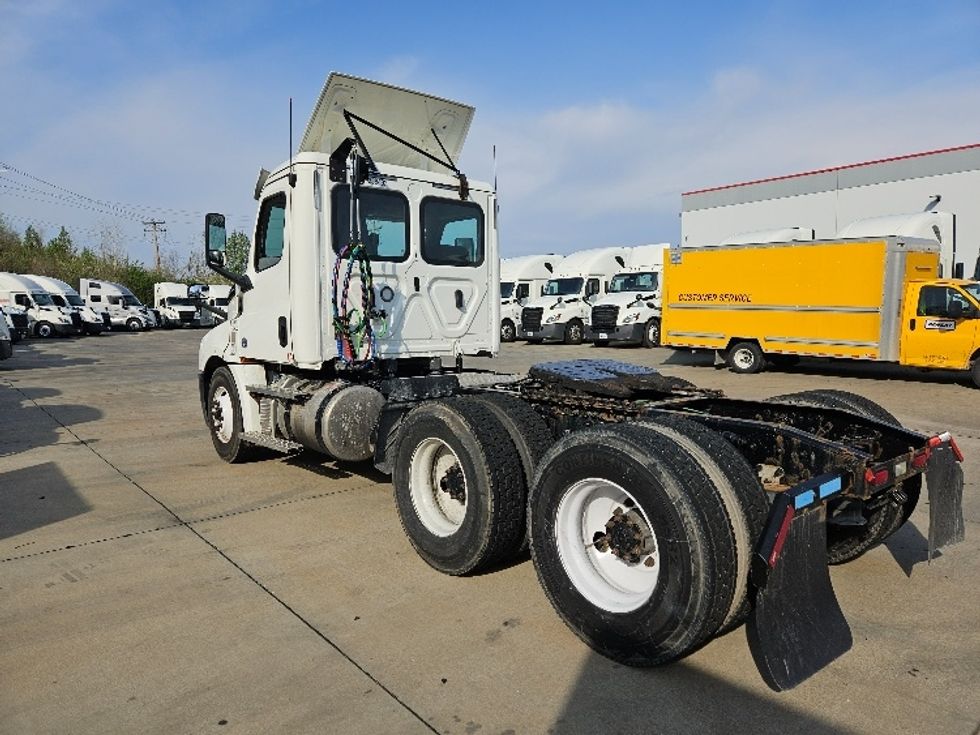 Day Cab Tractor-Heavy Duty Tractors-Freightliner-2020-T12664ST-Earth City-MO-393,280\n\t\tmiles-$ 51,000 - Image 5