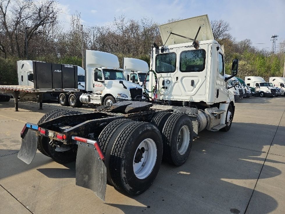 Day Cab Tractor-Heavy Duty Tractors-Freightliner-2020-T12664ST-Earth City-MO-393,280\n\t\tmiles-$ 51,000 - Image 7