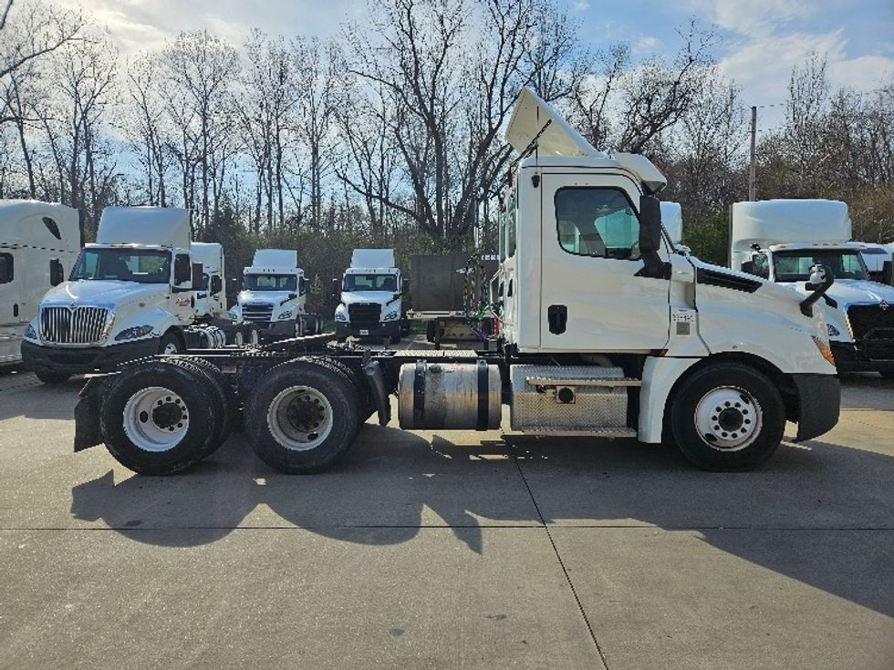 Day Cab Tractor-Heavy Duty Tractors-Freightliner-2020-T12664ST-Earth City-MO-393,280\n\t\tmiles-$ 51,000 - Image 8