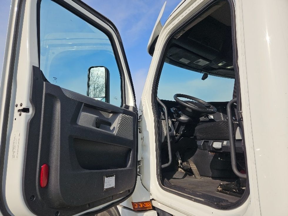 Day Cab Tractor-Heavy Duty Tractors-Freightliner-2020-T12664ST-Earth City-MO-393,280\n\t\tmiles-$ 51,000 - Image 9