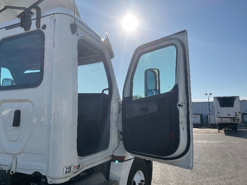 Day Cab Tractor-Heavy Duty Tractors-Freightliner-2020-T12664ST-Earth City-MO-419,074\n\t\tmiles-$ 51,750 - Image 12