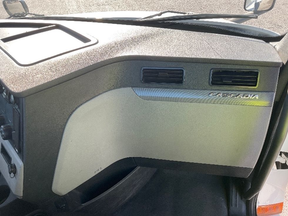 Day Cab Tractor-Heavy Duty Tractors-Freightliner-2020-T12664ST-Earth City-MO-419,074\n\t\tmiles-$ 51,750 - Image 13