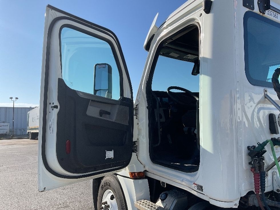 Day Cab Tractor-Heavy Duty Tractors-Freightliner-2020-T12664ST-Earth City-MO-419,074\n\t\tmiles-$ 51,750 - Image 9