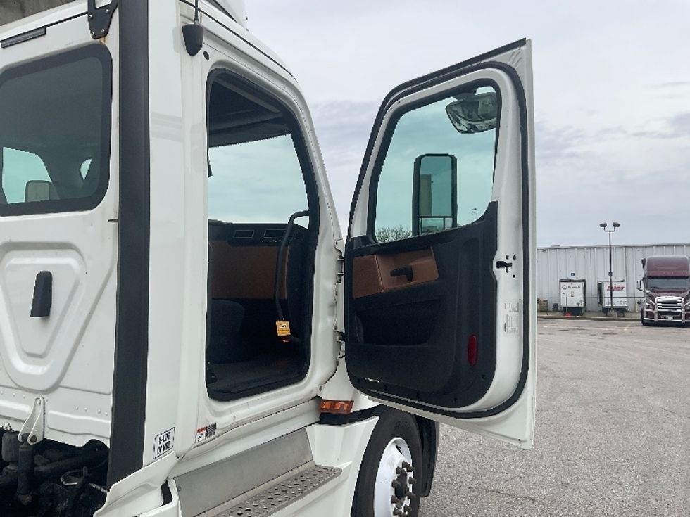 Day Cab Tractor-Heavy Duty Tractors-Freightliner-2020-T12664ST-Earth City-MO-421,111\n\t\tmiles-$ 51,500 - Image 12