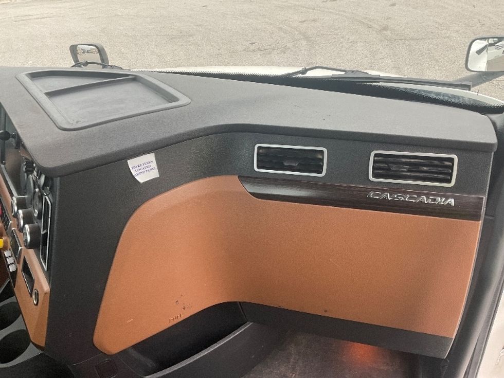 Day Cab Tractor-Heavy Duty Tractors-Freightliner-2020-T12664ST-Earth City-MO-421,111\n\t\tmiles-$ 51,500 - Image 13