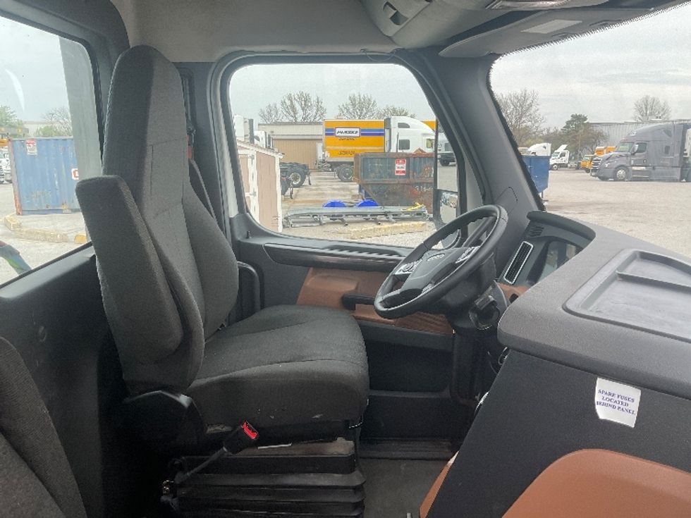 Day Cab Tractor-Heavy Duty Tractors-Freightliner-2020-T12664ST-Earth City-MO-421,111\n\t\tmiles-$ 51,500 - Image 14