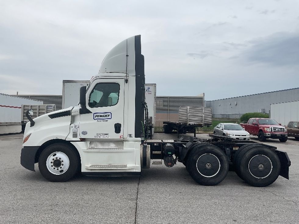 Day Cab Tractor-Heavy Duty Tractors-Freightliner-2020-T12664ST-Earth City-MO-421,111\n\t\tmiles-$ 51,500 - Image 4