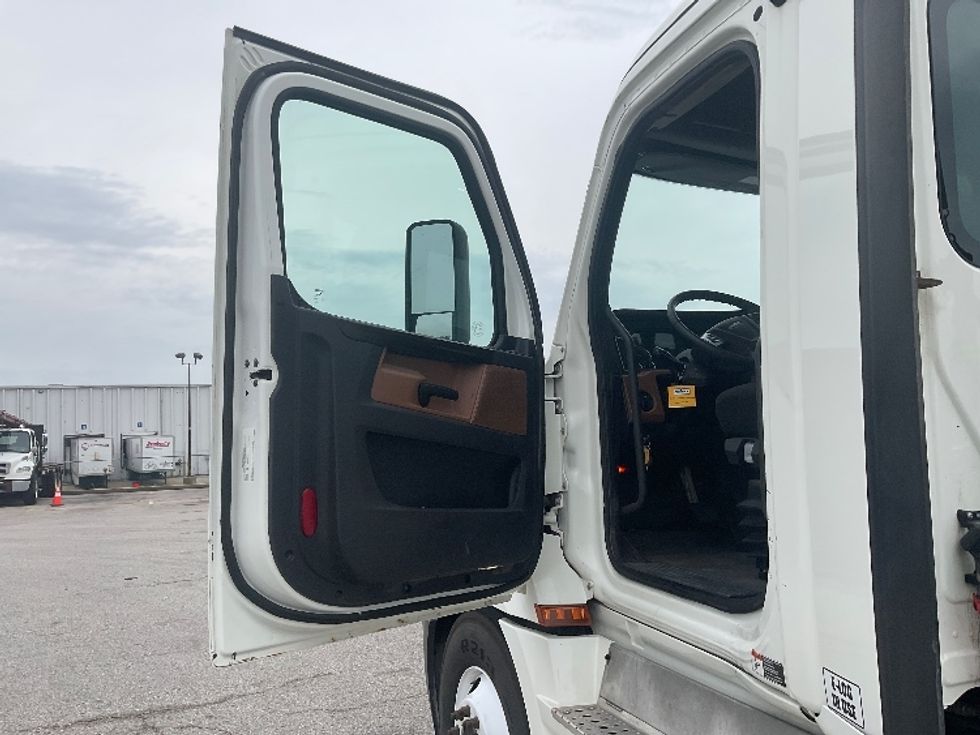 Day Cab Tractor-Heavy Duty Tractors-Freightliner-2020-T12664ST-Earth City-MO-421,111\n\t\tmiles-$ 51,500 - Image 9