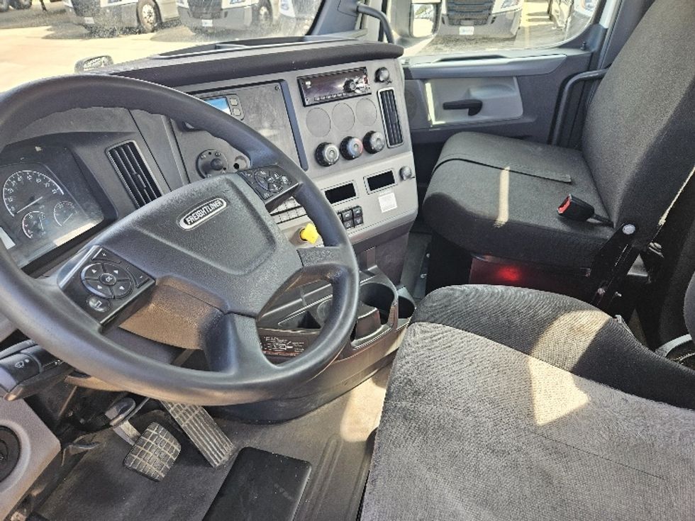 Day Cab Tractor-Heavy Duty Tractors-Freightliner-2020-T12664ST-Earth City-MO-487,666\n\t\tmiles-$ 42,500 - Image 10