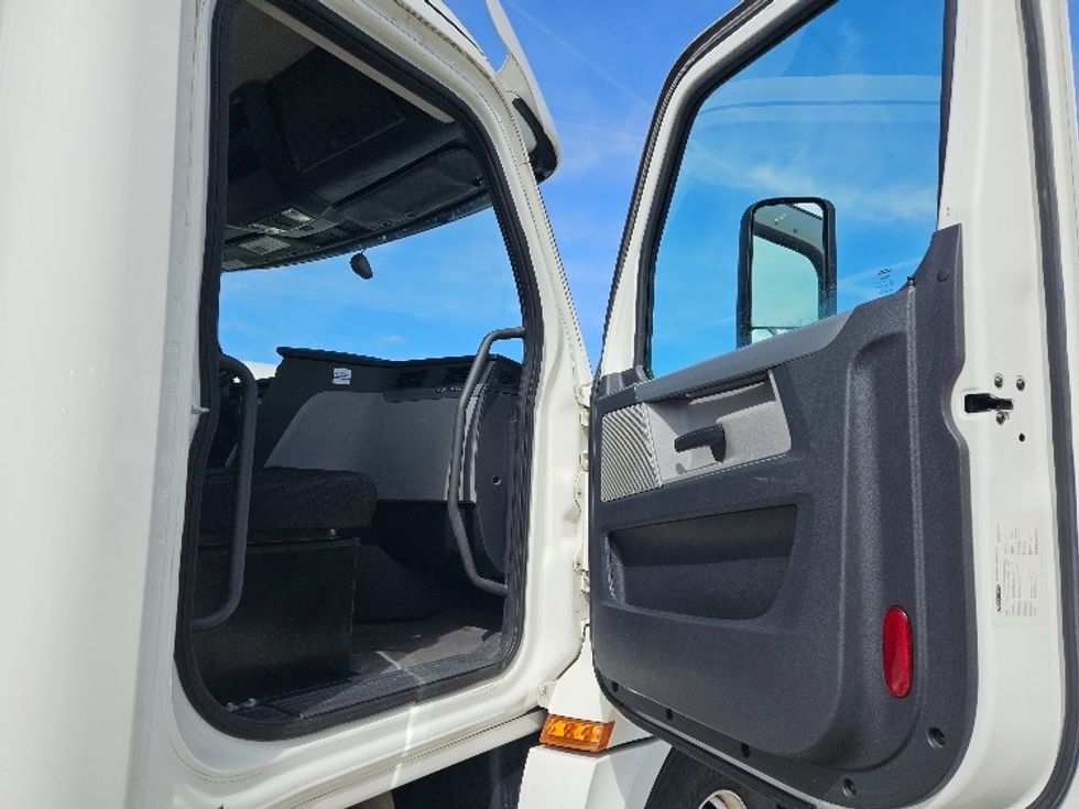 Day Cab Tractor-Heavy Duty Tractors-Freightliner-2020-T12664ST-Earth City-MO-487,666\n\t\tmiles-$ 42,500 - Image 12