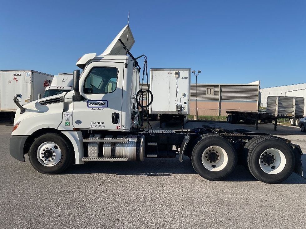 Day Cab Tractor-Heavy Duty Tractors-Freightliner-2020-T12664ST-Earth City-MO-487,666\n\t\tmiles-$ 42,500 - Image 4