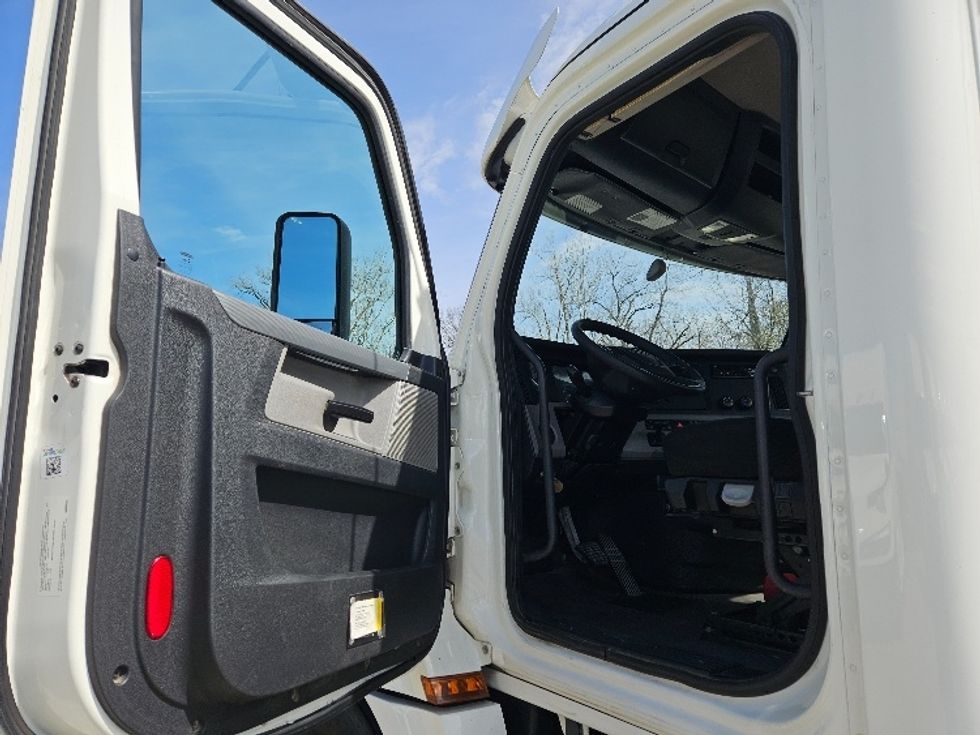 Day Cab Tractor-Heavy Duty Tractors-Freightliner-2020-T12664ST-Earth City-MO-487,666\n\t\tmiles-$ 42,500 - Image 9