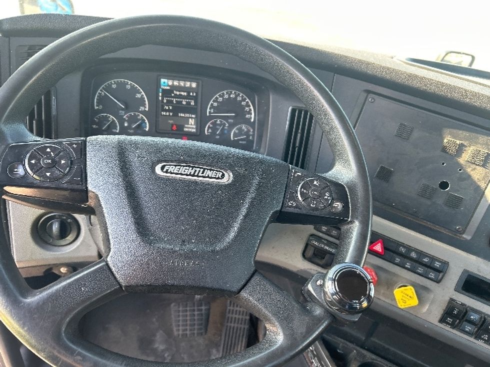 Day Cab Tractor-Heavy Duty Tractors-Freightliner-2020-T12664ST-East Chicago-IN-146,664\n\t\tmiles-$ 62,500 - Image 11