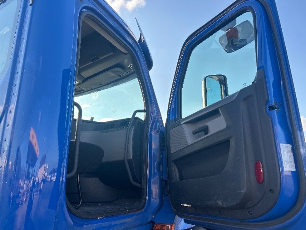 Day Cab Tractor-Heavy Duty Tractors-Freightliner-2020-T12664ST-East Chicago-IN-146,664\n\t\tmiles-$ 62,500 - Image 12