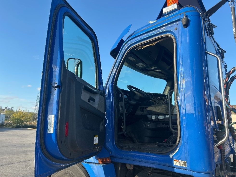 Day Cab Tractor-Heavy Duty Tractors-Freightliner-2020-T12664ST-East Chicago-IN-146,664\n\t\tmiles-$ 62,500 - Image 9