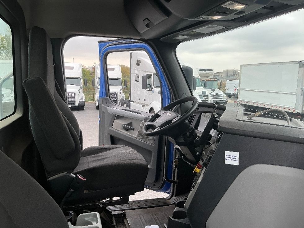 Day Cab Tractor-Heavy Duty Tractors-Freightliner-2020-T12664ST-East Chicago-IN-197,449\n\t\tmiles-$ 59,500 - Image 14