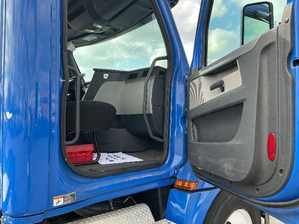 Day Cab Tractor-Heavy Duty Tractors-Freightliner-2020-T12664ST-East Chicago-IN-205,659\n\t\tmiles-$ 59,250 - Image 12