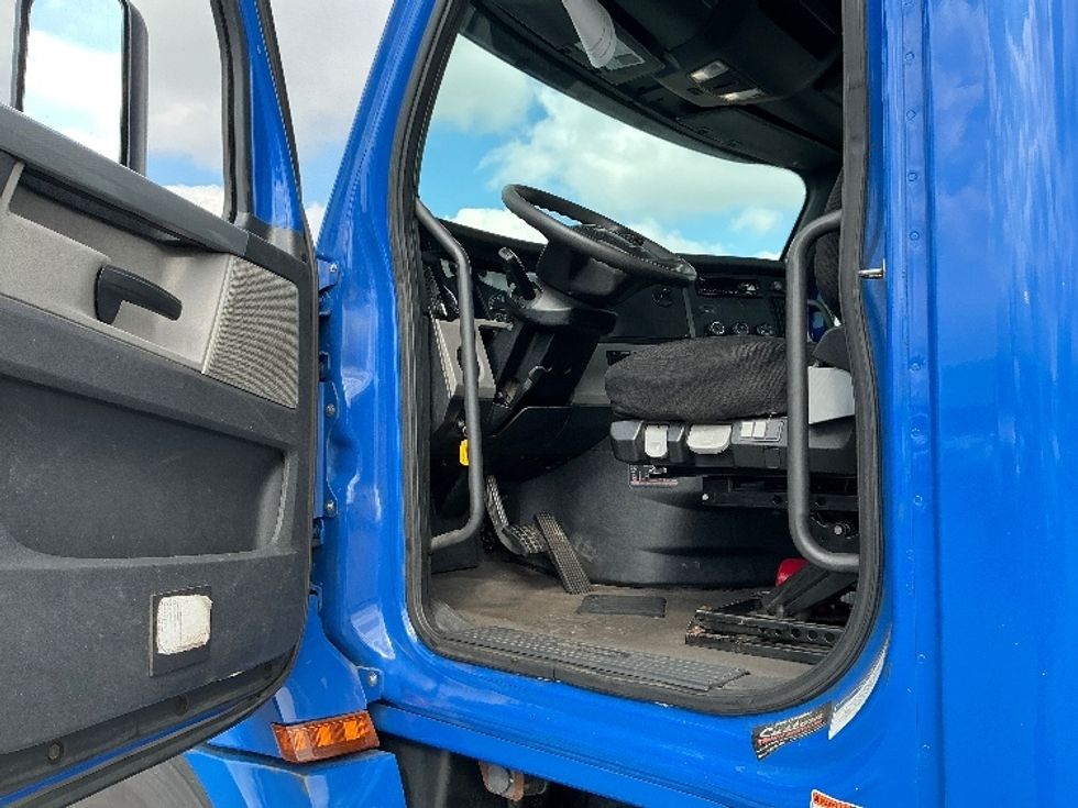 Day Cab Tractor-Heavy Duty Tractors-Freightliner-2020-T12664ST-East Chicago-IN-205,659\n\t\tmiles-$ 59,250 - Image 9