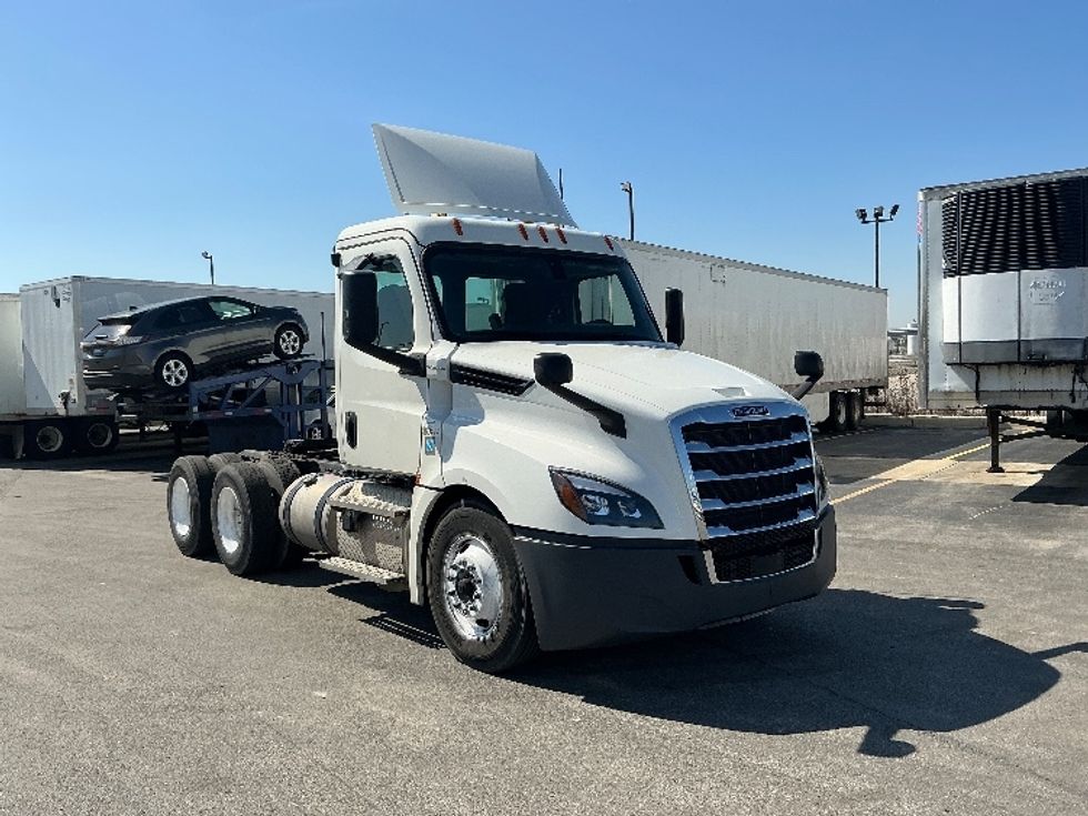 Day Cab Tractor-Heavy Duty Tractors-Freightliner-2020-T12664ST-East Chicago-IN-216,669\n\t\tmiles-$ 54,250 - Image 1