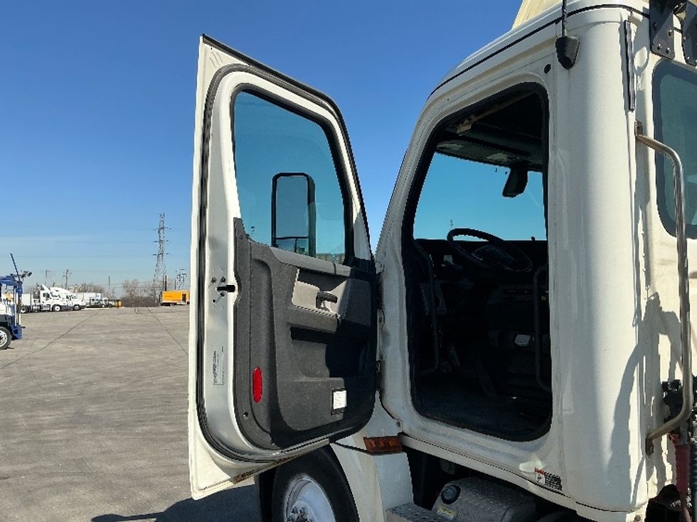 Day Cab Tractor-Heavy Duty Tractors-Freightliner-2020-T12664ST-East Chicago-IN-216,669\n\t\tmiles-$ 54,250 - Image 9