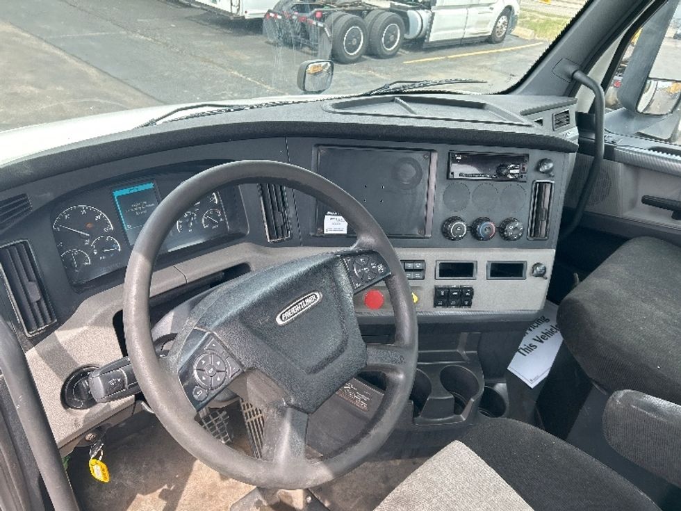 Day Cab Tractor-Heavy Duty Tractors-Freightliner-2020-T12664ST-East Chicago-IN-268,890\n\t\tmiles-$ 59,750 - Image 10