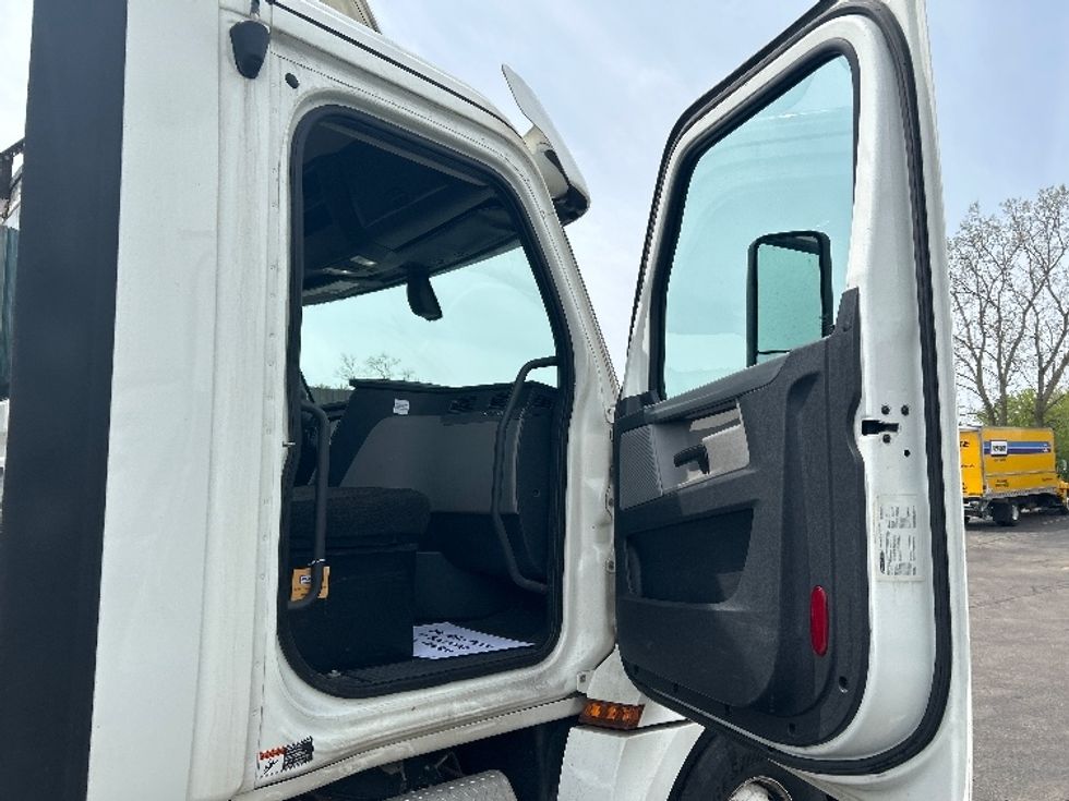 Day Cab Tractor-Heavy Duty Tractors-Freightliner-2020-T12664ST-East Chicago-IN-268,890\n\t\tmiles-$ 59,750 - Image 12