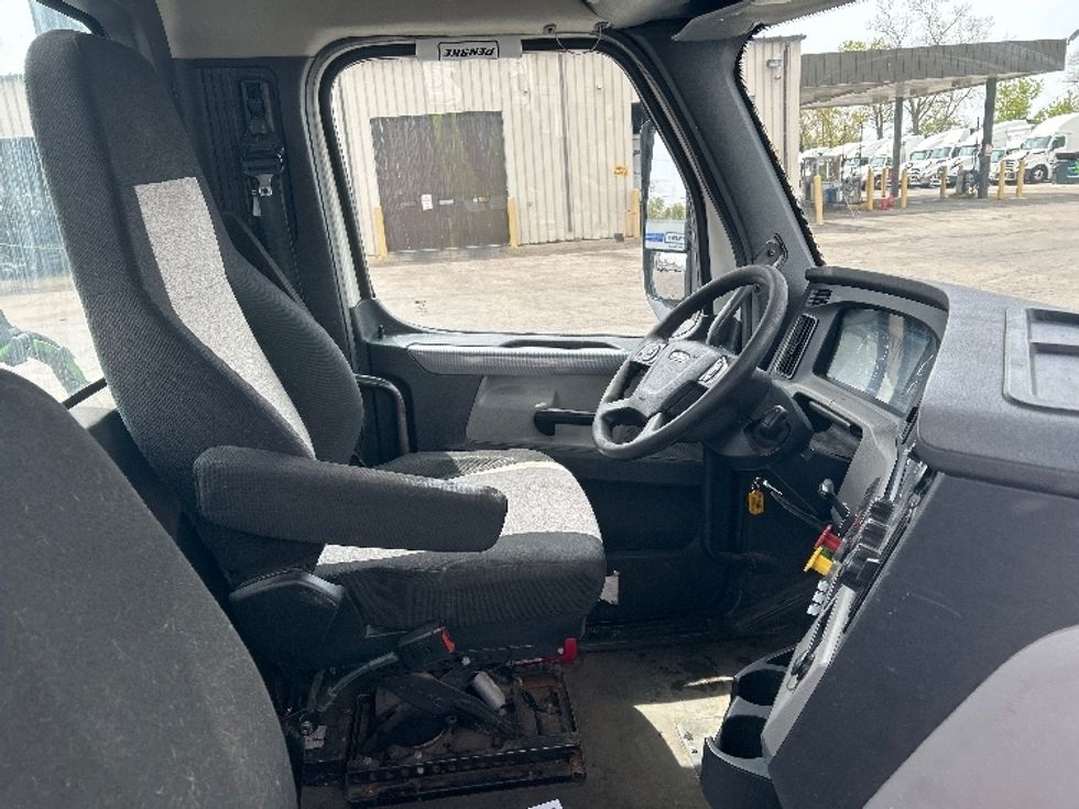 Day Cab Tractor-Heavy Duty Tractors-Freightliner-2020-T12664ST-East Chicago-IN-268,890\n\t\tmiles-$ 59,750 - Image 14