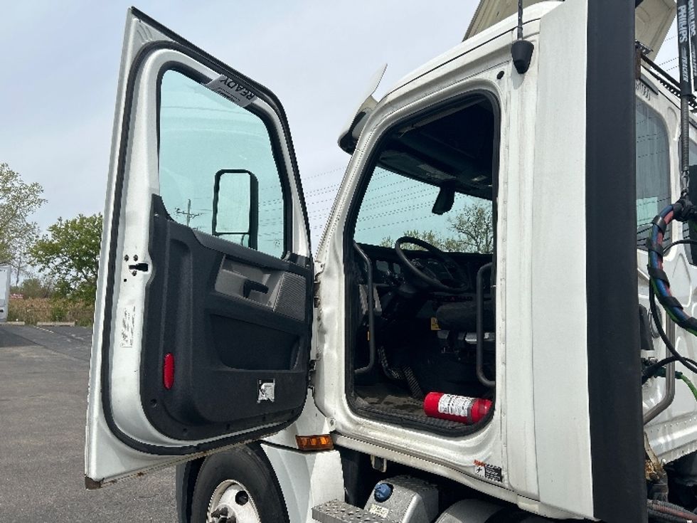 Day Cab Tractor-Heavy Duty Tractors-Freightliner-2020-T12664ST-East Chicago-IN-268,890\n\t\tmiles-$ 59,750 - Image 9