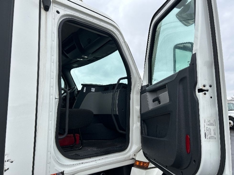 Day Cab Tractor-Heavy Duty Tractors-Freightliner-2020-T12664ST-East Chicago-IN-273,272\n\t\tmiles-$ 50,500 - Image 12