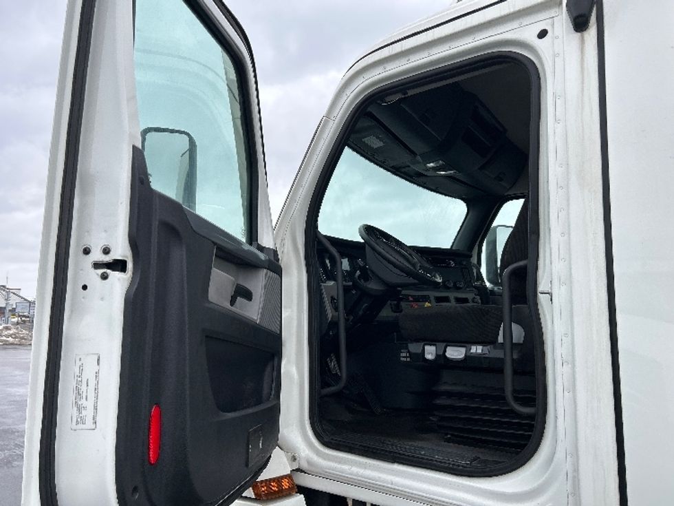 Day Cab Tractor-Heavy Duty Tractors-Freightliner-2020-T12664ST-East Chicago-IN-273,272\n\t\tmiles-$ 50,500 - Image 9